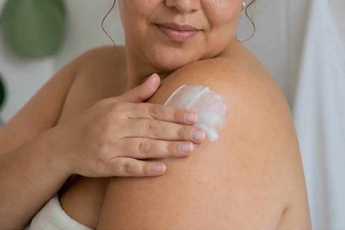 Authentischer Wohlfühlmoment passend zum Beauty-Thema IPL-Gerät bei eingewachsenen Haaren