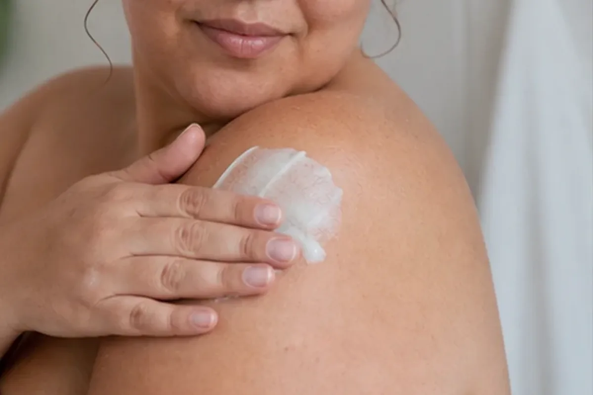 Authentische Beauty-Routine passend zum Thema Augenbrauen-Trimmer bei Rasurbrand