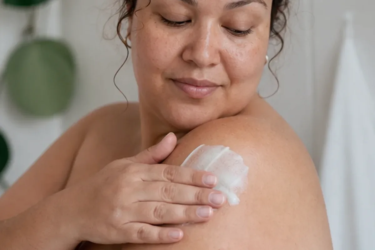 Authentische Beauty-Routine passend zum Thema Waxing-Set für die Bikinizone