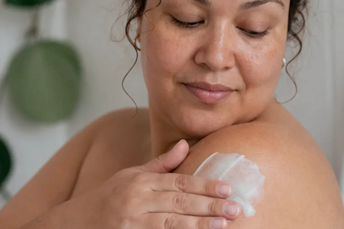 Authentischer Wohlfühlmoment passend zum Beauty-Thema Epilierer bei Rasurbrand