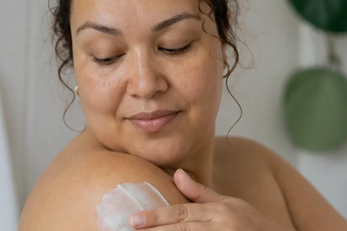 Hochwertige Beauty-Inszenierung zu Auswahlkriterien für Selbstbräuner bei brüchigen Nägeln