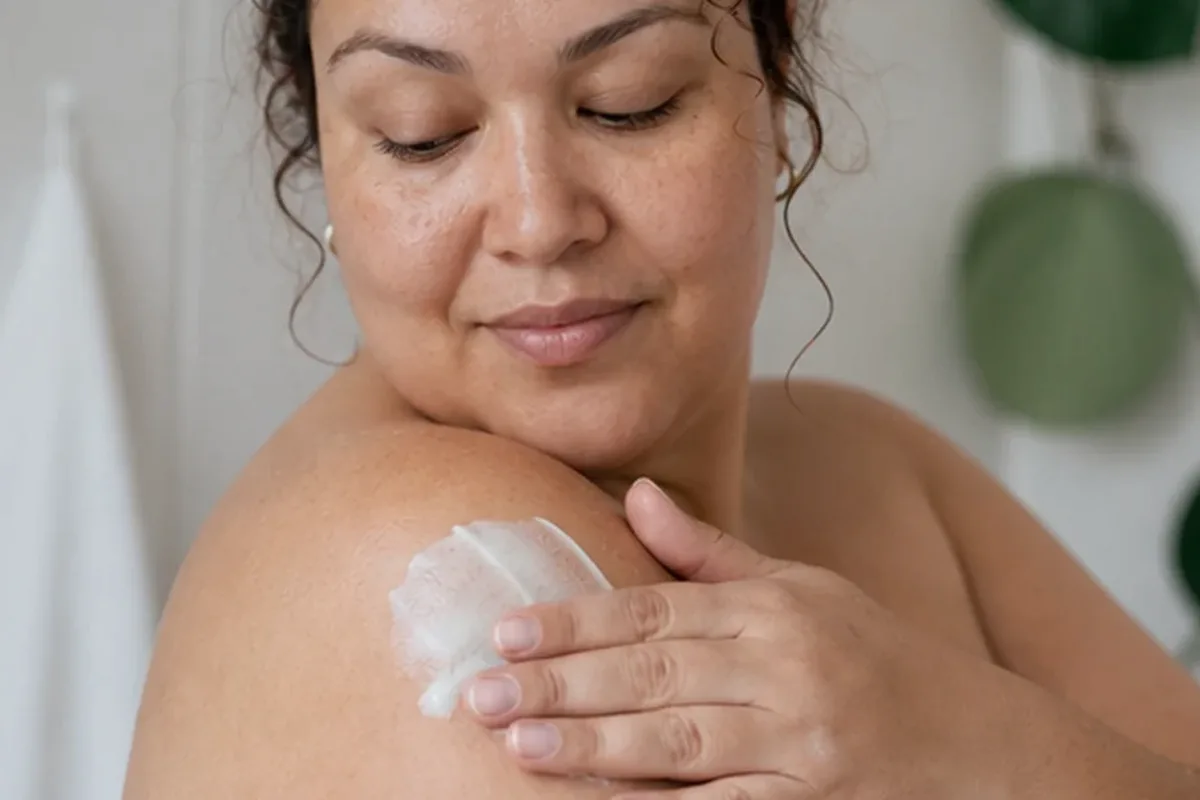 Authentischer Wohlfühlmoment passend zum Beauty-Thema Körperlotion bei starkem Schwitzen