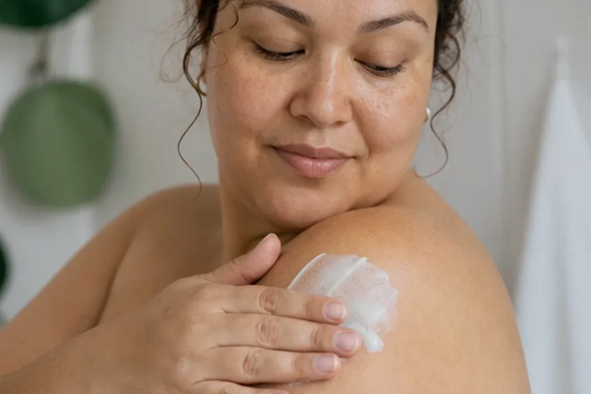 Authentischer Wohlfühlmoment passend zum Beauty-Thema Rasiergel für eine schnelle Anwendung