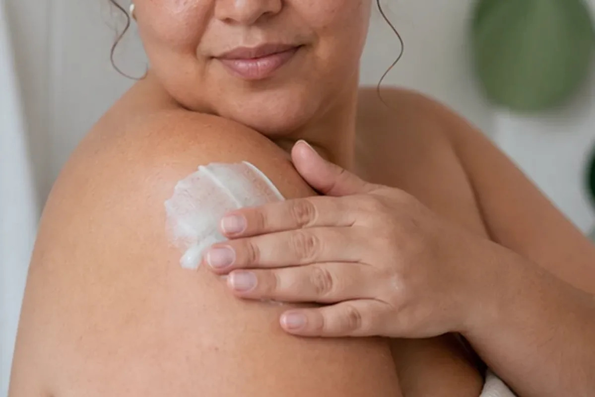 Authentischer Wohlfühlmoment passend zum Beauty-Thema Enthaarungscreme für empfindliche Haut