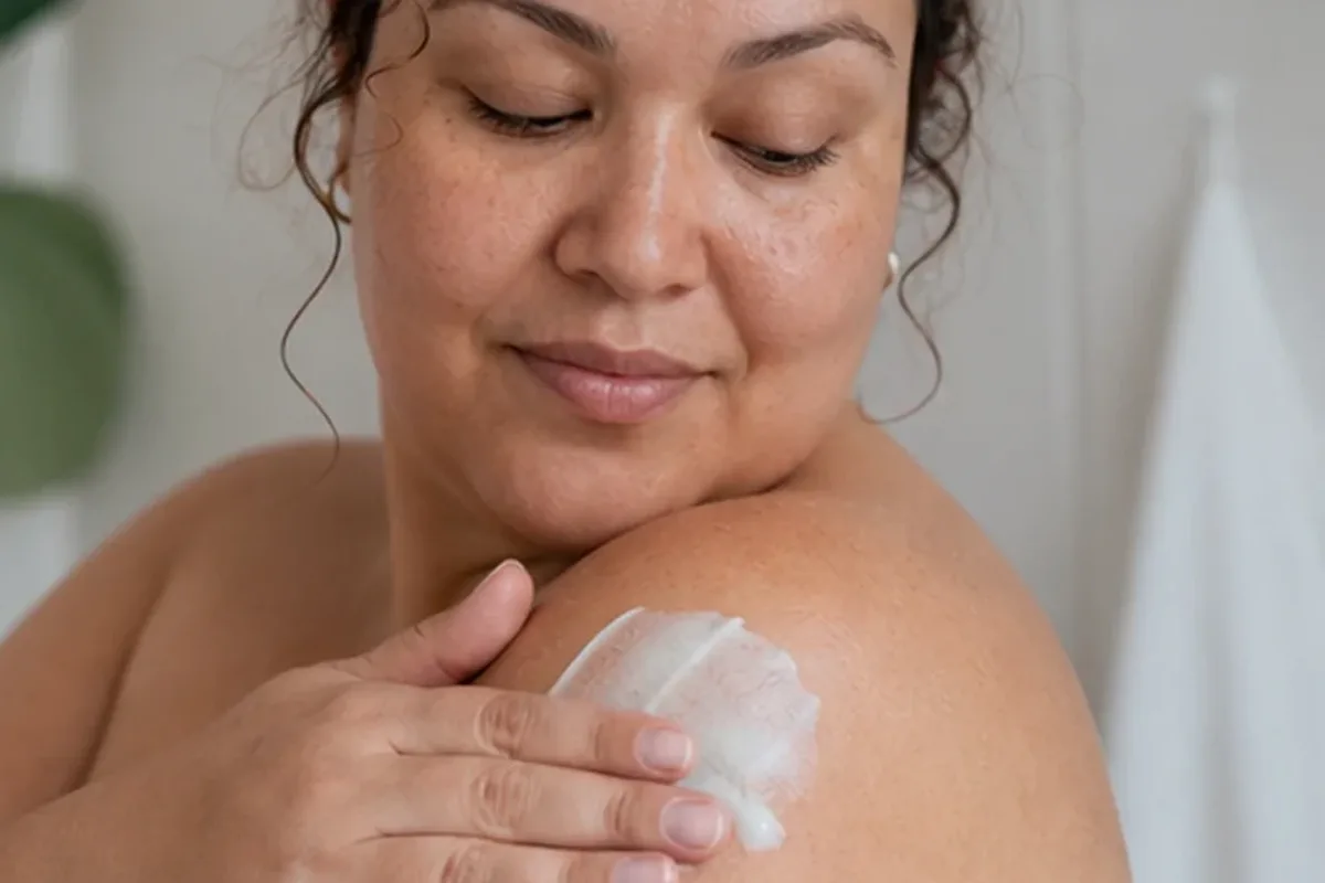 Emotionaler und authentischer Anwendungsmoment rund um Peeling vor der Rasur für empfindliche Haut