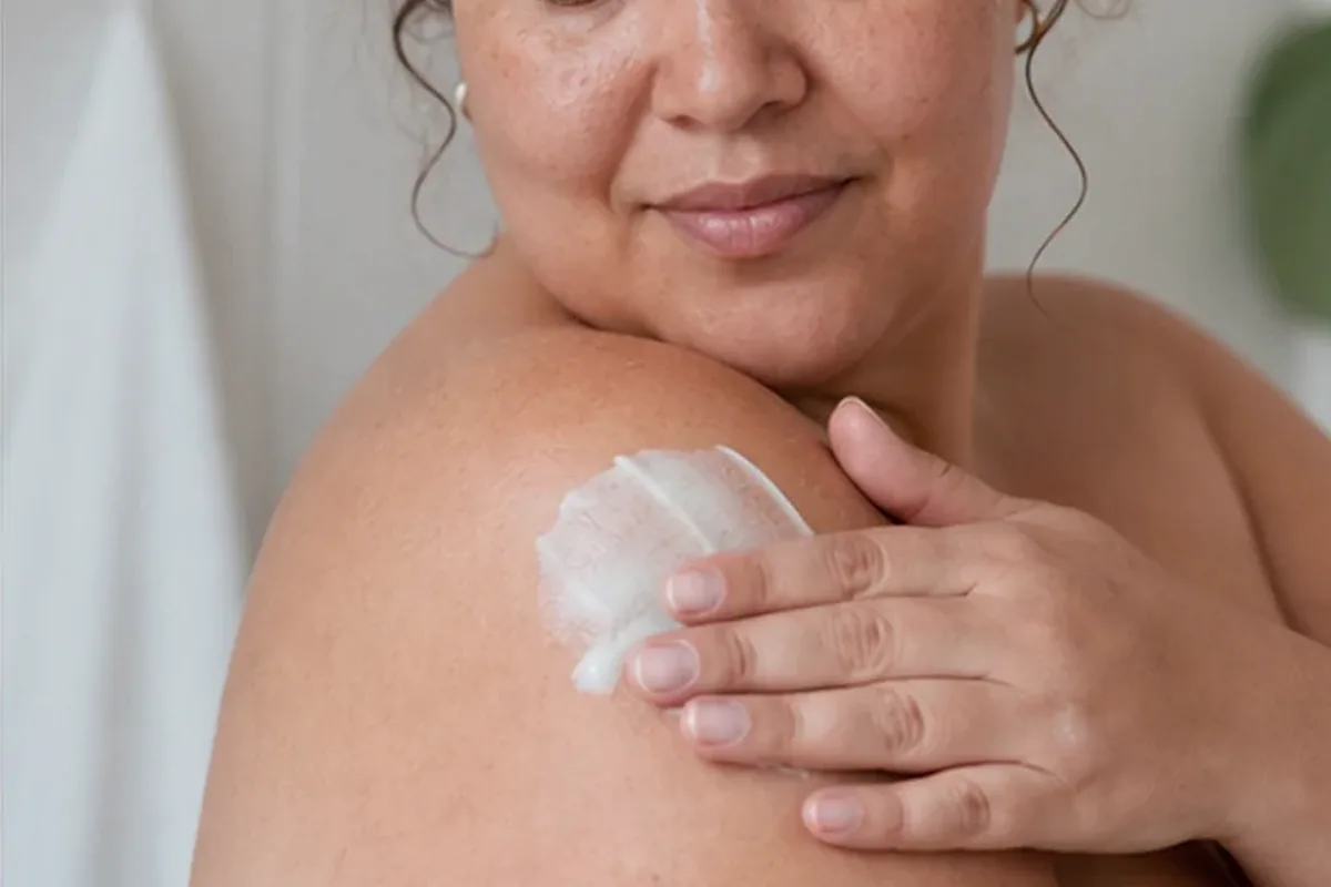 Emotionaler und authentischer Anwendungsmoment rund um Handcreme für trockene Haut