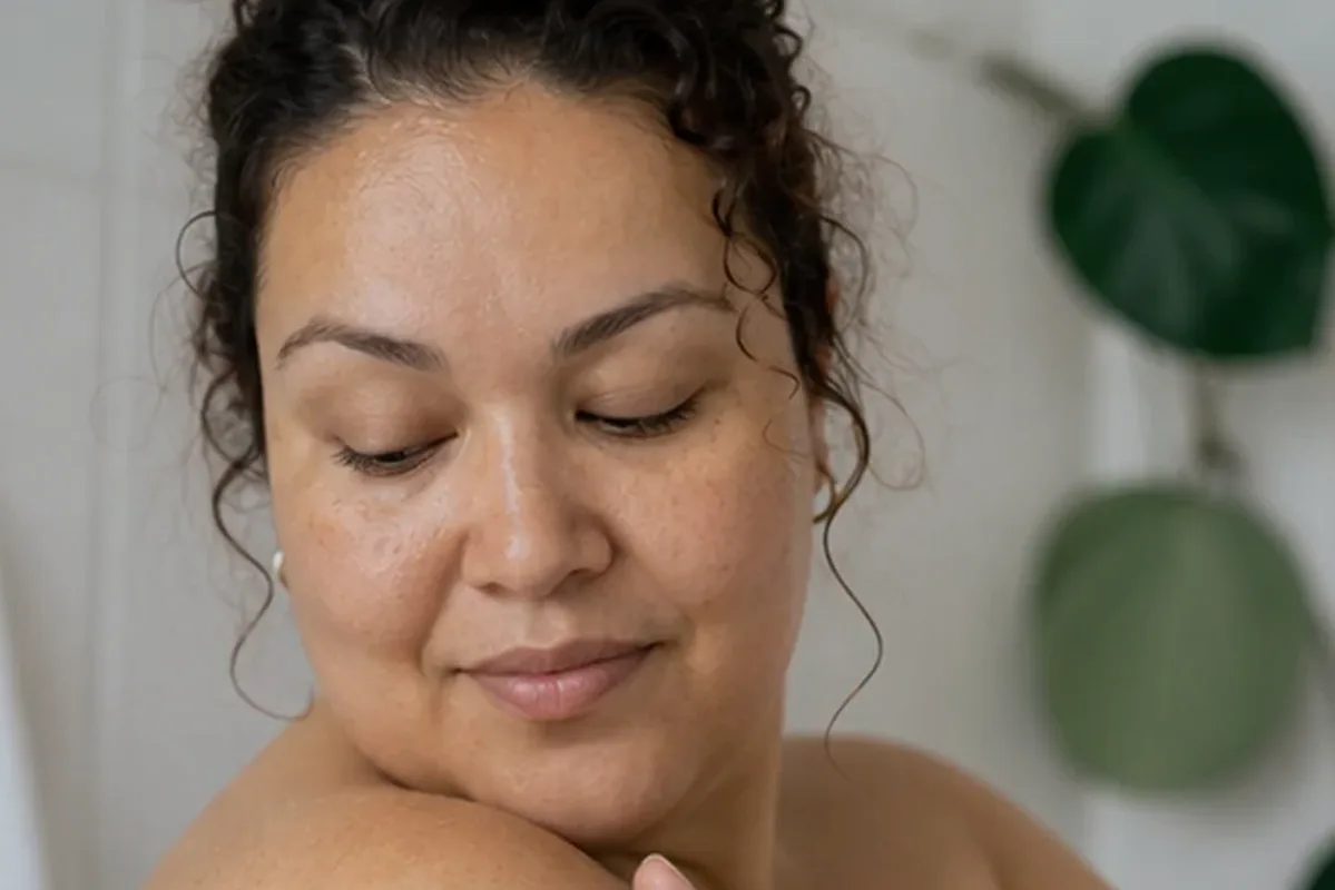 Redaktioneller Beauty-Moment zur Ausgangslage bei Waxing-Set für dunkle Haare