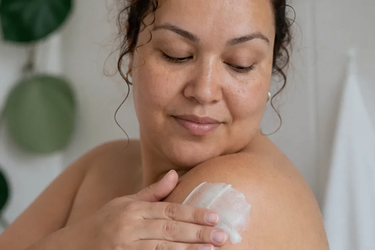 Authentischer Wohlfühlmoment passend zum Beauty-Thema Intimpflege für empfindliche Haut