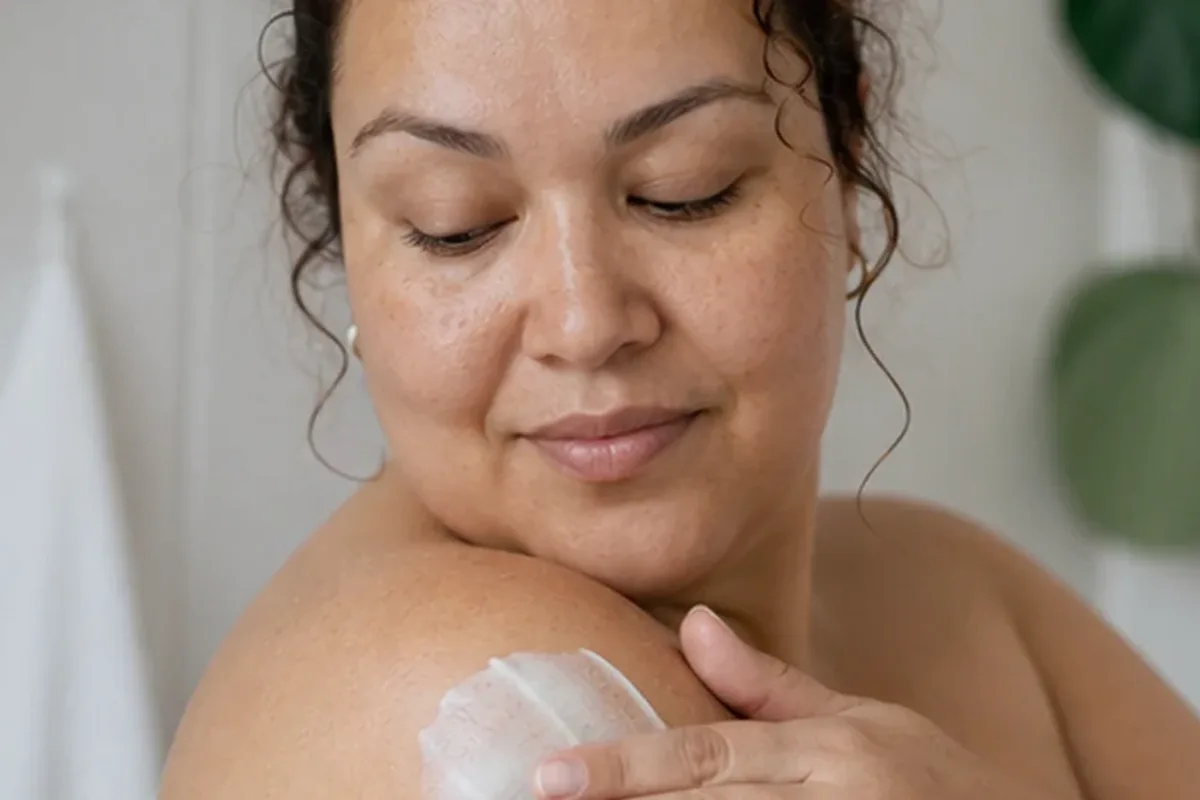 Redaktioneller Beauty-Moment zur Ausgangslage bei Sugaring-Paste für die Bikinizone