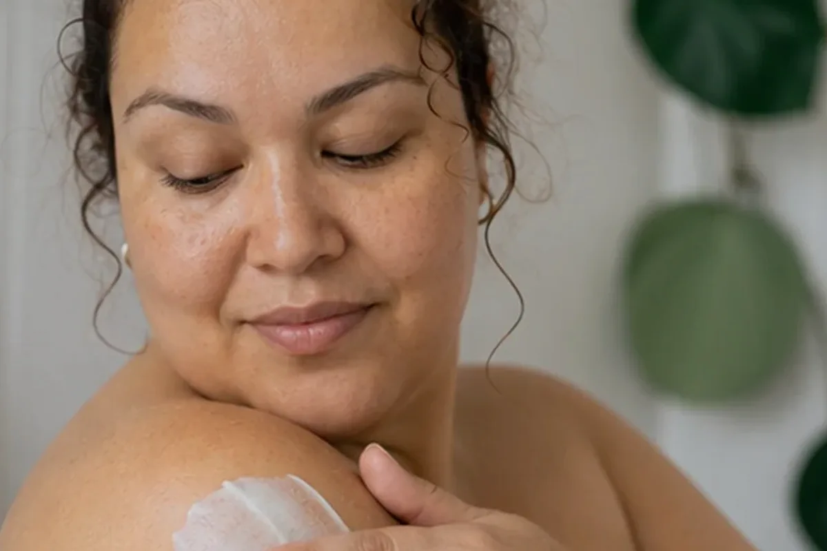 Authentische Beauty-Routine passend zum Thema After-Sun-Pflege für empfindliche Haut