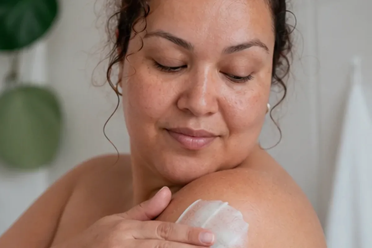 Authentischer Wohlfühlmoment passend zum Beauty-Thema After-Shave-Pflege für dunkle Haare