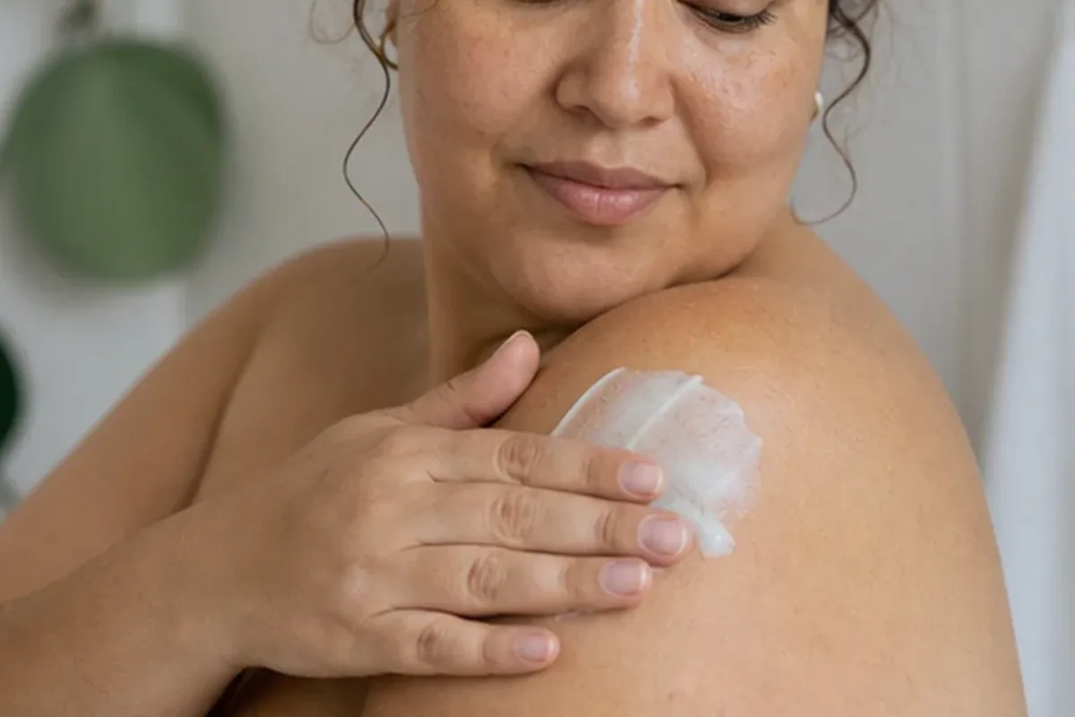 Hochwertige Beauty-Inszenierung zu Auswahlkriterien für Rasieröl für die Bikinizone