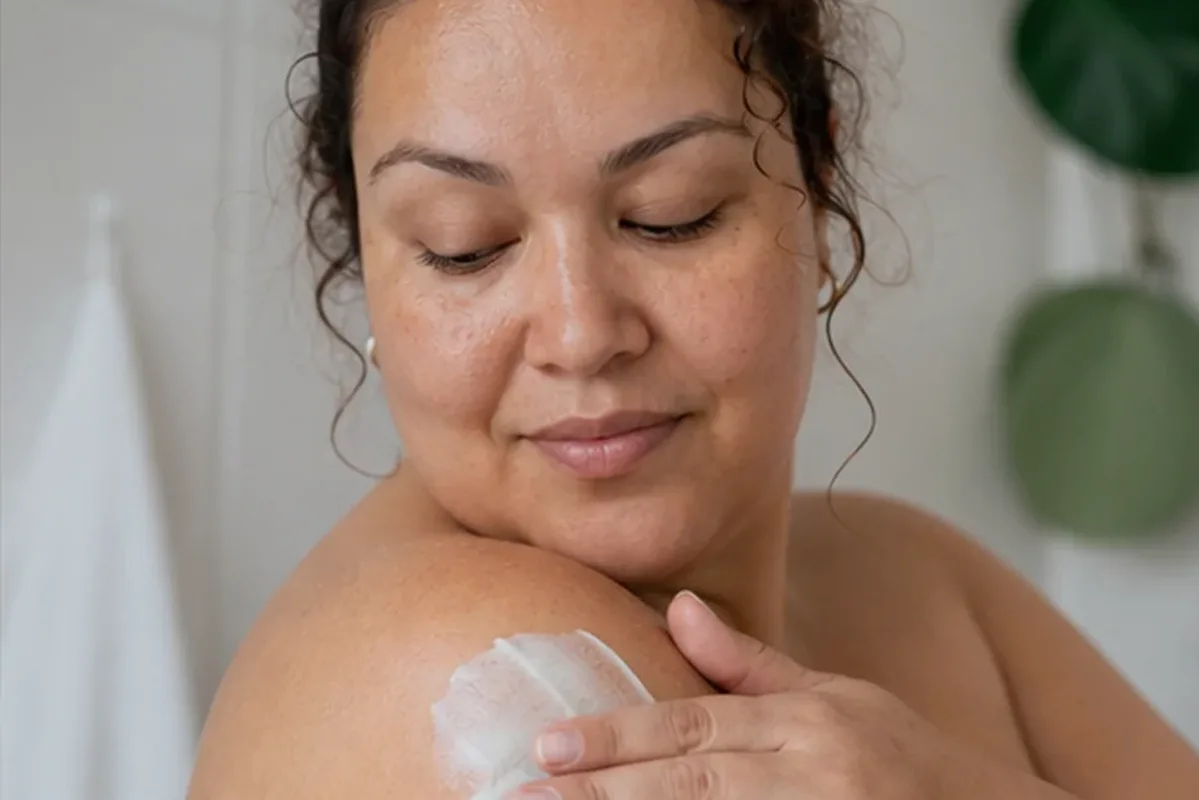 Authentischer Wohlfühlmoment passend zum Beauty-Thema Gesichtsrasierer für feine Haare