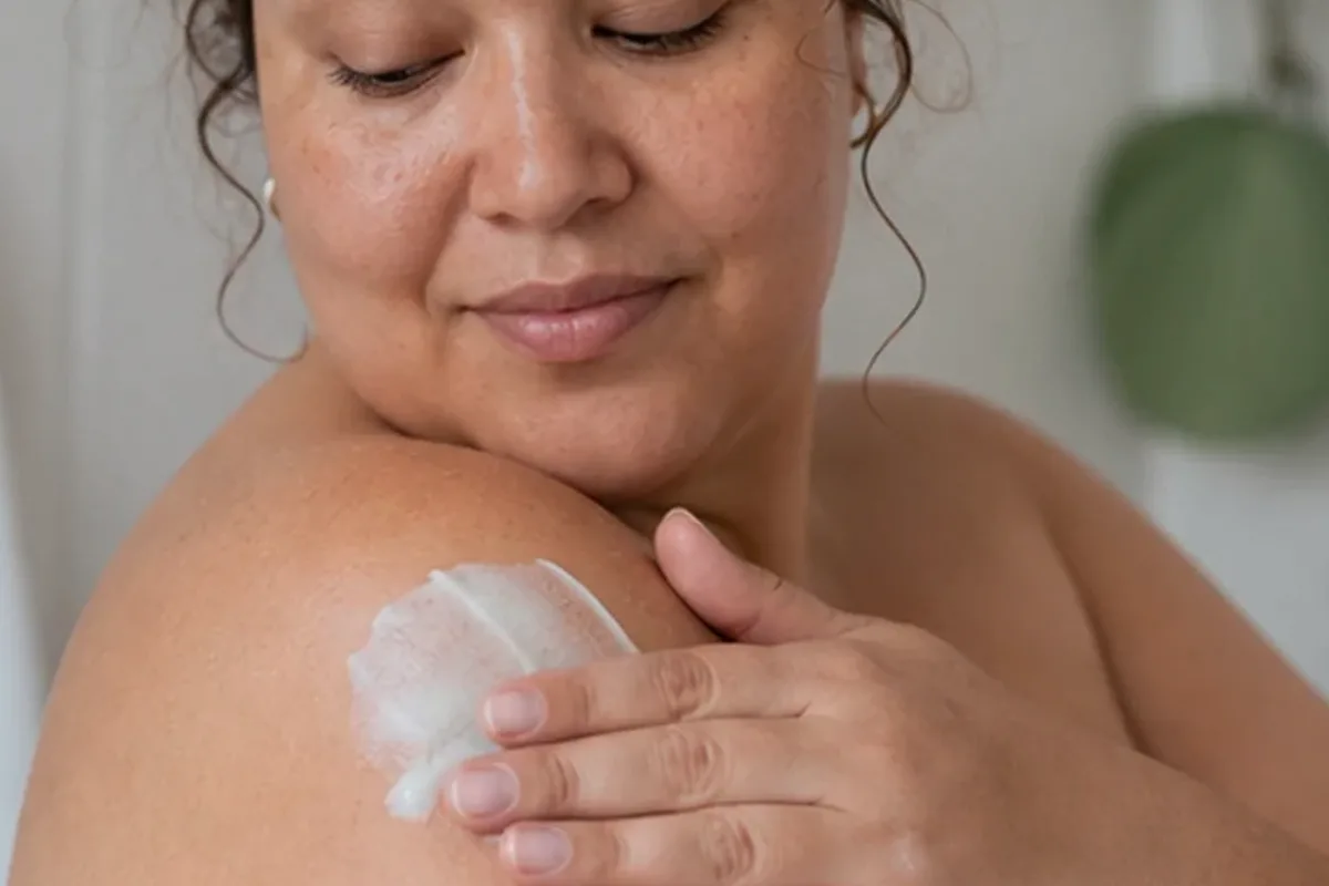 Authentischer Wohlfühlmoment passend zum Beauty-Thema Peeling vor der Rasur bei eingewachsenen Haaren