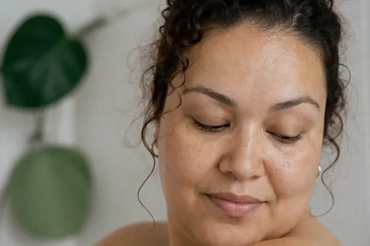 Authentischer Wohlfühlmoment passend zum Beauty-Thema Körperpeeling für beanspruchte Hände