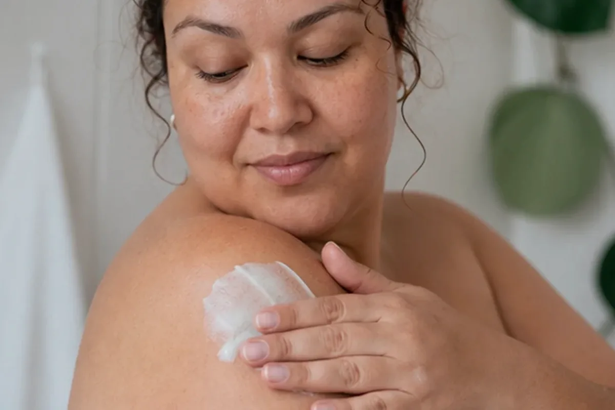 Redaktioneller Beauty-Moment zur Ausgangslage bei Rasiergel für die Bikinizone