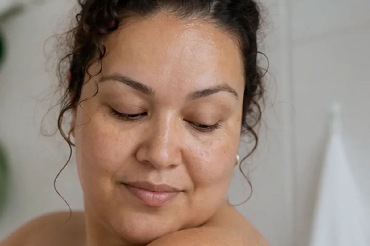 Authentischer Wohlfühlmoment passend zum Beauty-Thema Duschöl bei brüchigen Nägeln