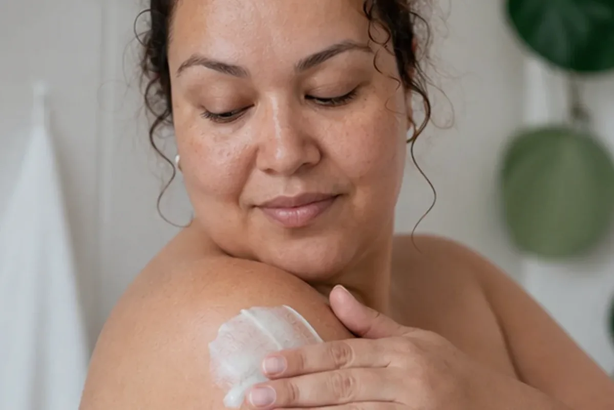 Redaktionelle Detailaufnahme zur Orientierung bei Peeling vor der Rasur bei Rasurbrand