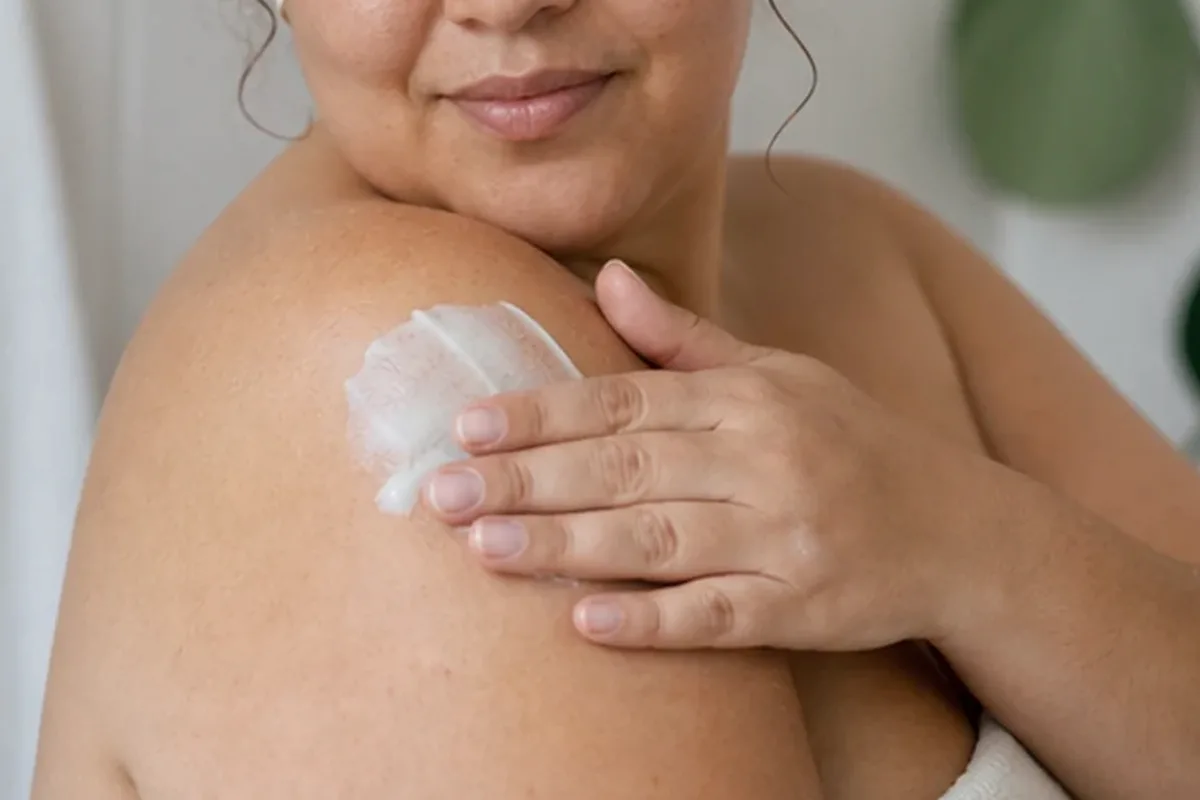 Authentischer Wohlfühlmoment passend zum Beauty-Thema Enthaarungscreme bei Rasurbrand