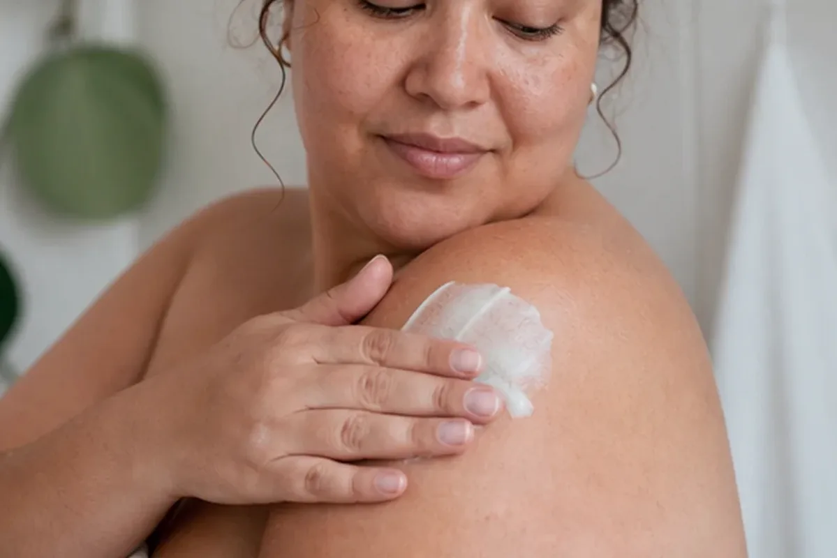 Authentische Beauty-Routine passend zum Thema Körperlotion bei brüchigen Nägeln