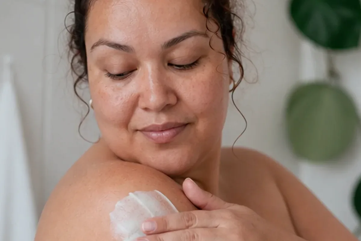 Hochwertige Beauty-Inszenierung zu Auswahlkriterien für Nagelöl bei brüchigen Nägeln