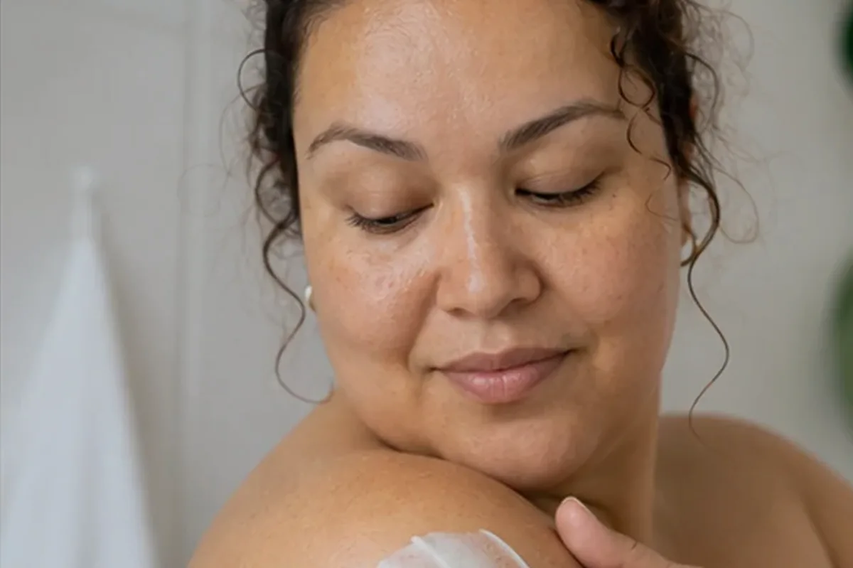 Authentischer Wohlfühlmoment passend zum Beauty-Thema Sugaring-Paste für dunkle Haare