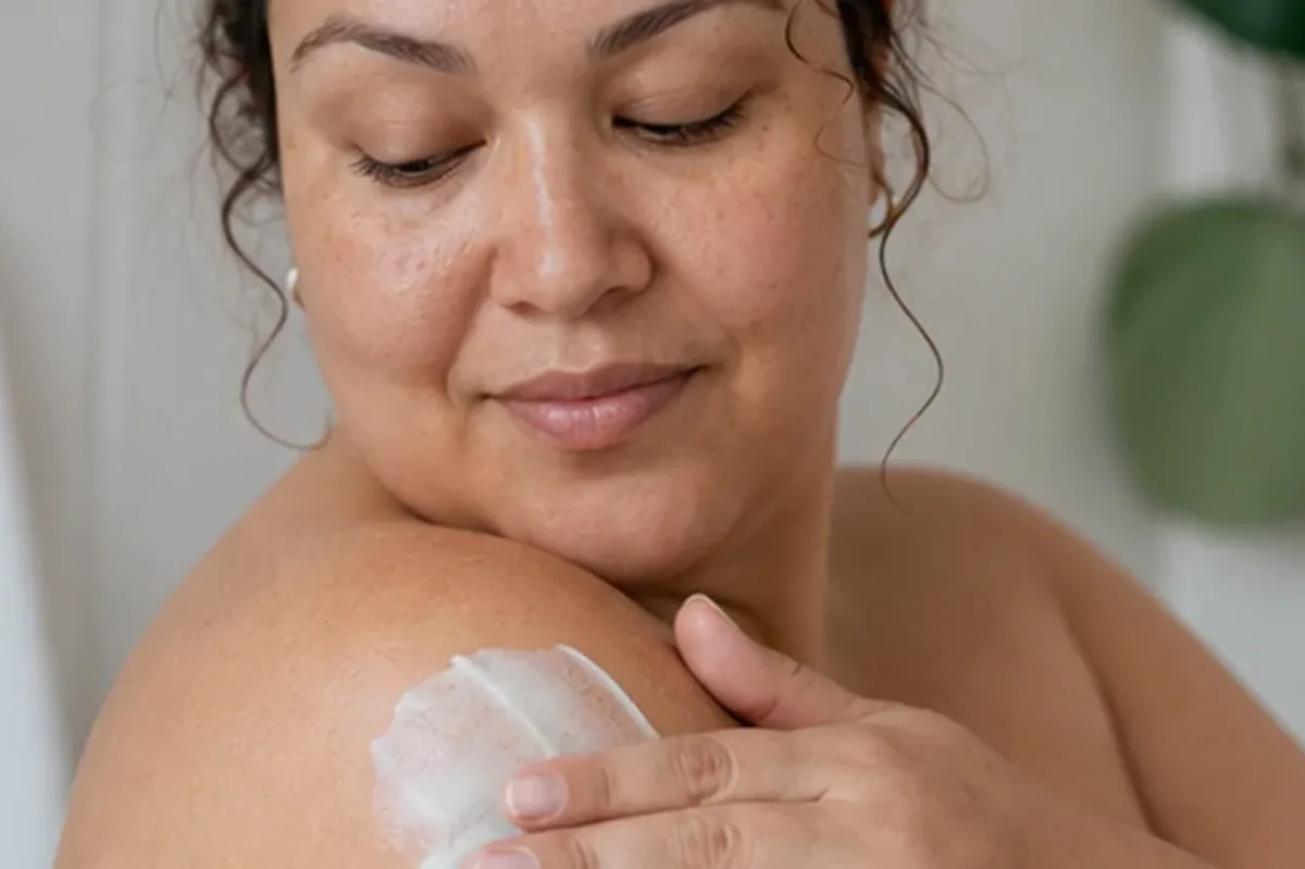 Emotionaler und authentischer Anwendungsmoment rund um Body-Trimmer für empfindliche Haut