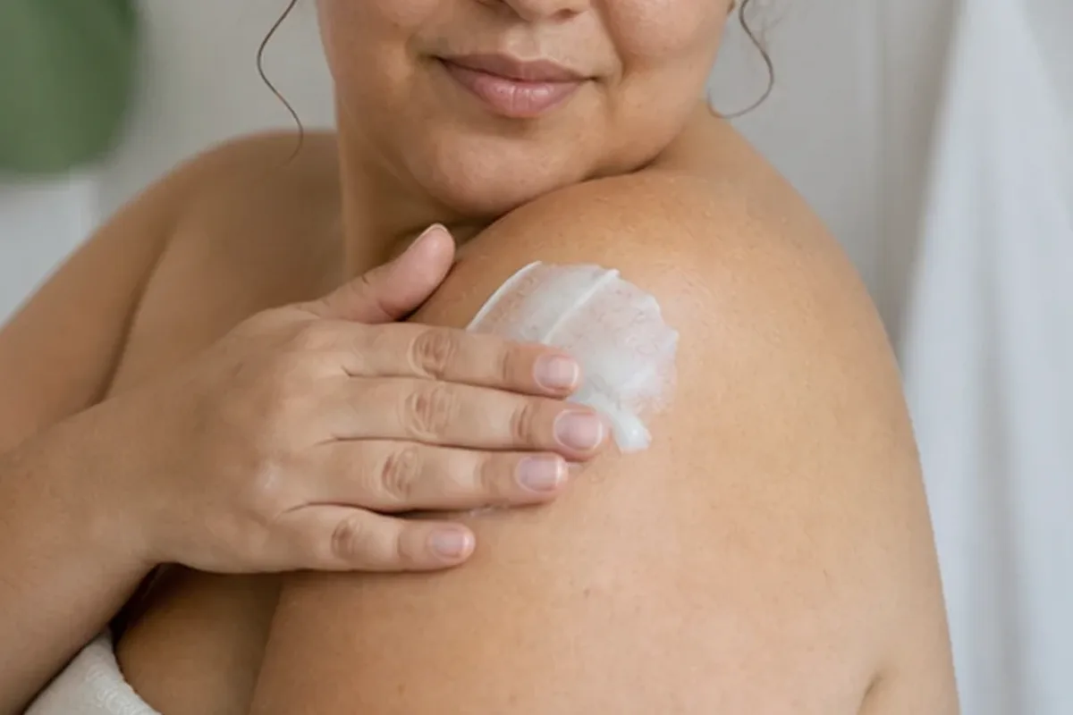 Hochwertige Beauty-Inszenierung zu Auswahlkriterien für Gesichtsrasierer für die Bikinizone