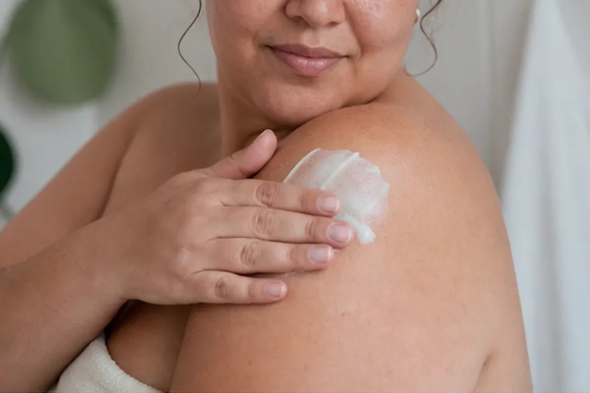 Authentischer Wohlfühlmoment passend zum Beauty-Thema Nagelhärter für beanspruchte Hände
