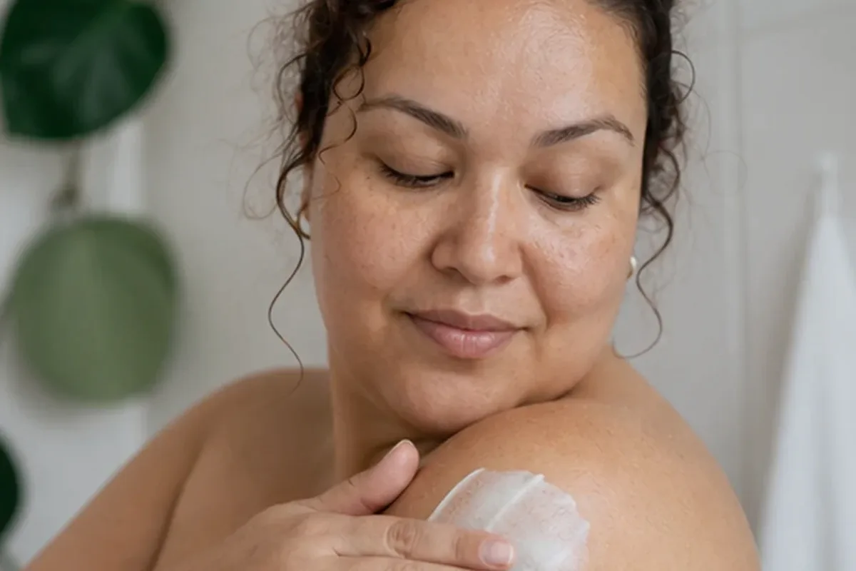 Redaktioneller Beauty-Moment zur Ausgangslage bei Rasieröl für die Bikinizone