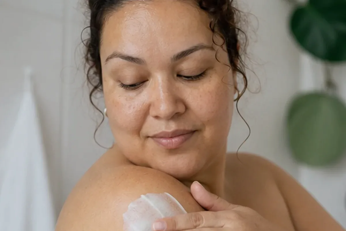 Authentischer Wohlfühlmoment passend zum Beauty-Thema Rasiergel für dunkle Haare