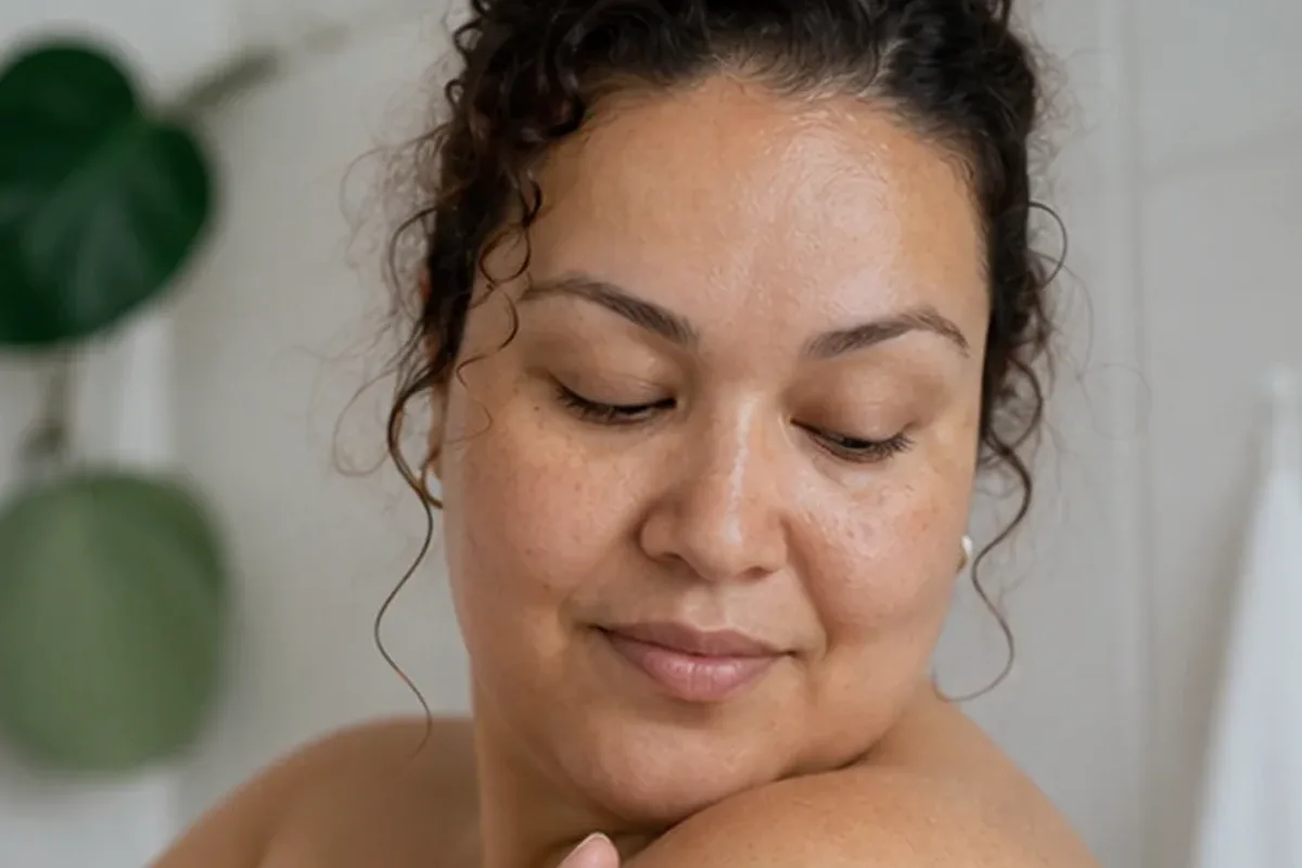 Redaktionelle Detailaufnahme zur Orientierung bei Peeling vor der Rasur für dunkle Haare