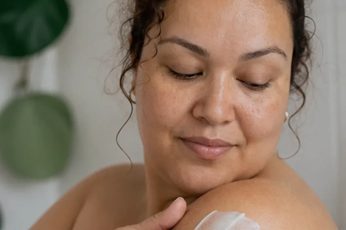 Authentischer Wohlfühlmoment passend zum Beauty-Thema Duschöl für trockene Haut