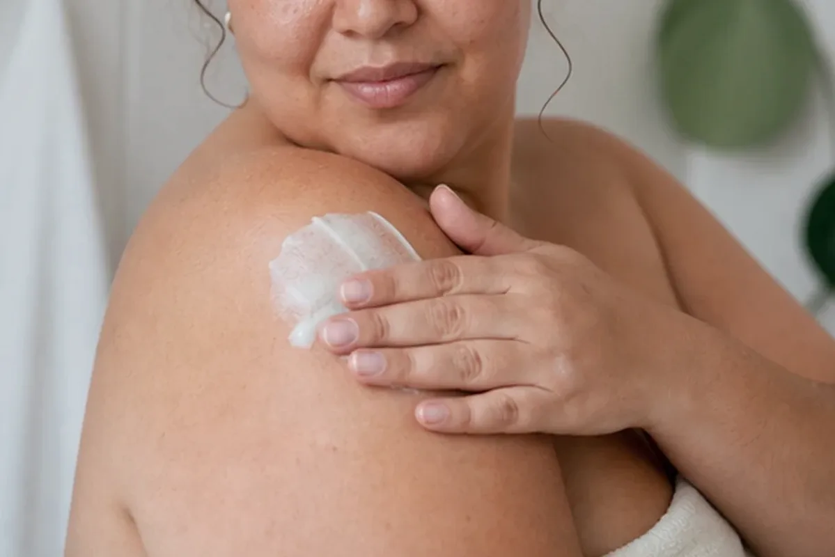 Hochwertige Beauty-Inszenierung zu Auswahlkriterien für Körperpeeling für raue Haut