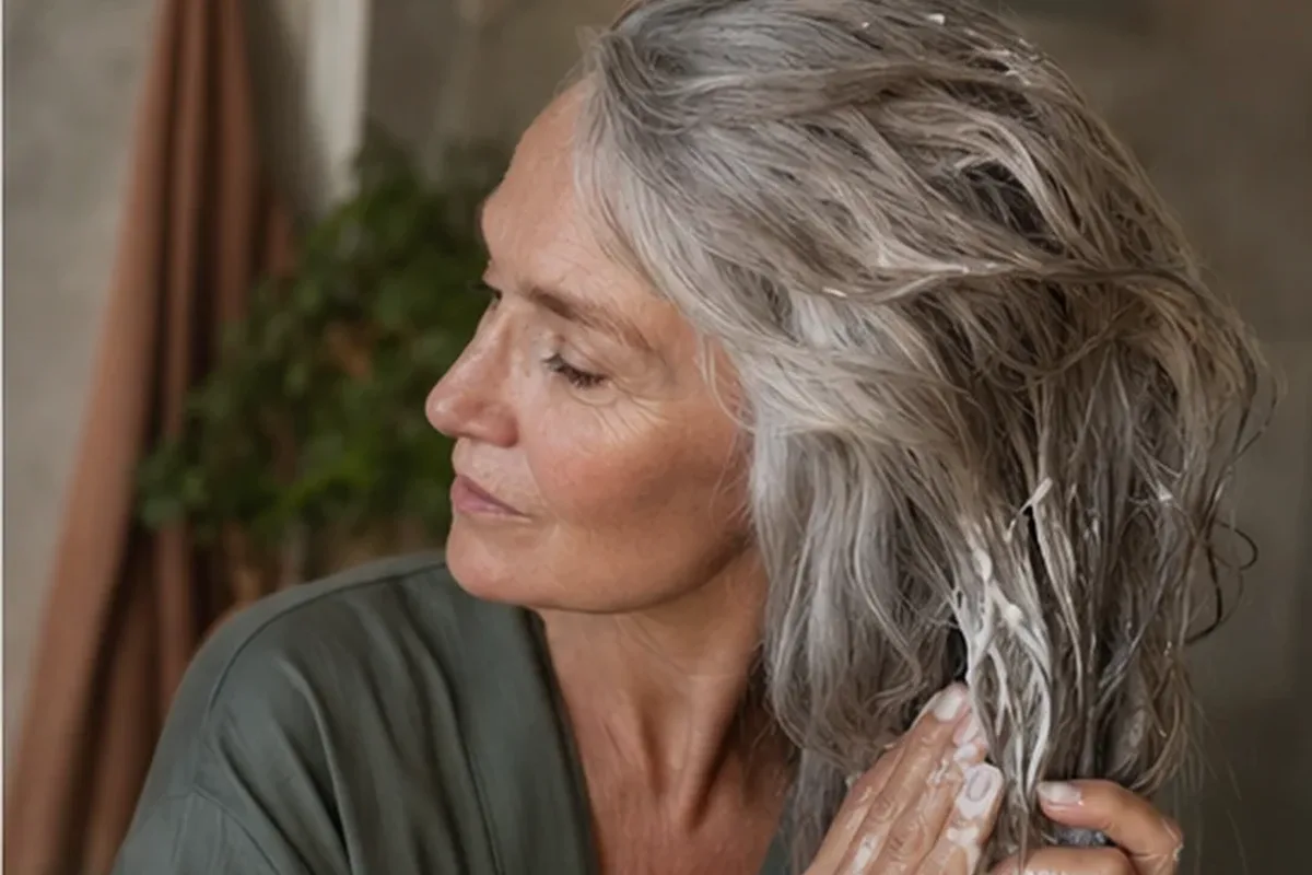 Authentische Beauty-Routine passend zum Thema Hitzeschutz für lockiges Haar