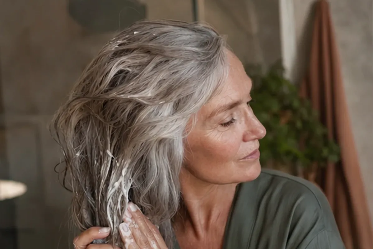 Authentischer Wohlfühlmoment passend zum Beauty-Thema Haarbürste bei Frizz