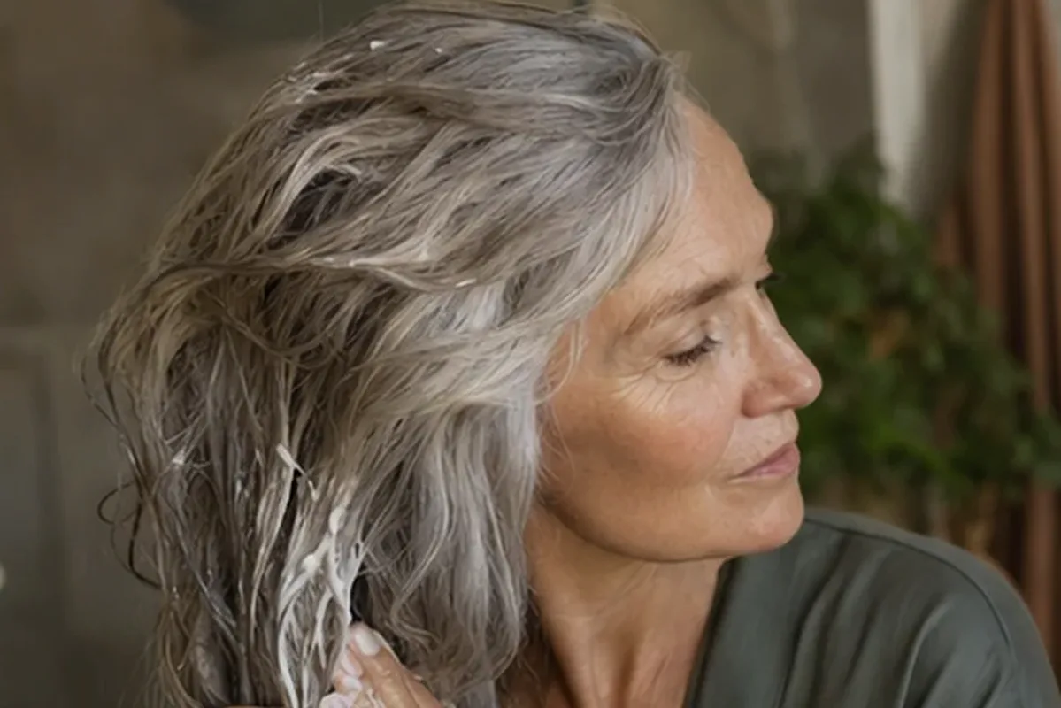 Hochwertige Beauty-Inszenierung zu Auswahlkriterien für Anti-Frizz-Pflege bei Haarbruch