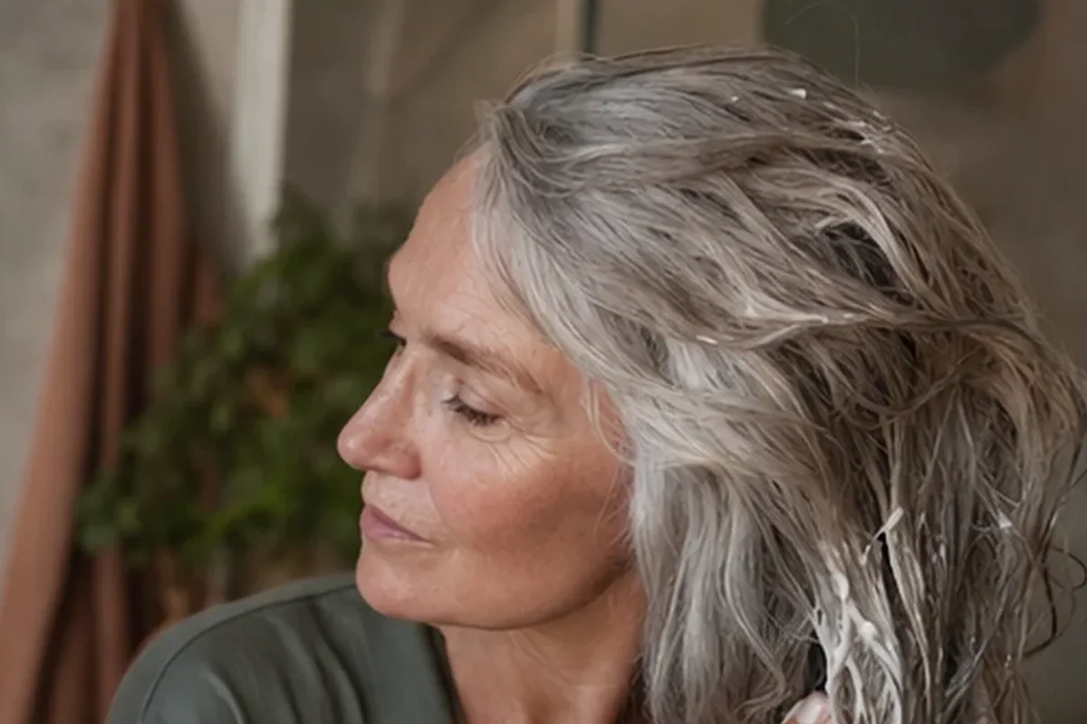 Hochwertige Beauty-Inszenierung zu Auswahlkriterien für Tiefenreinigungsshampoo bei fettigem Ansatz