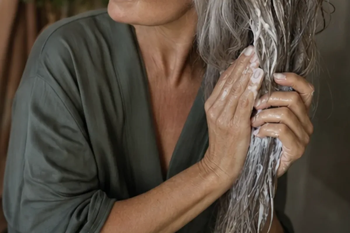 Hochwertige Beauty-Inszenierung zu Auswahlkriterien für Haarbürste für empfindliche Kopfhaut