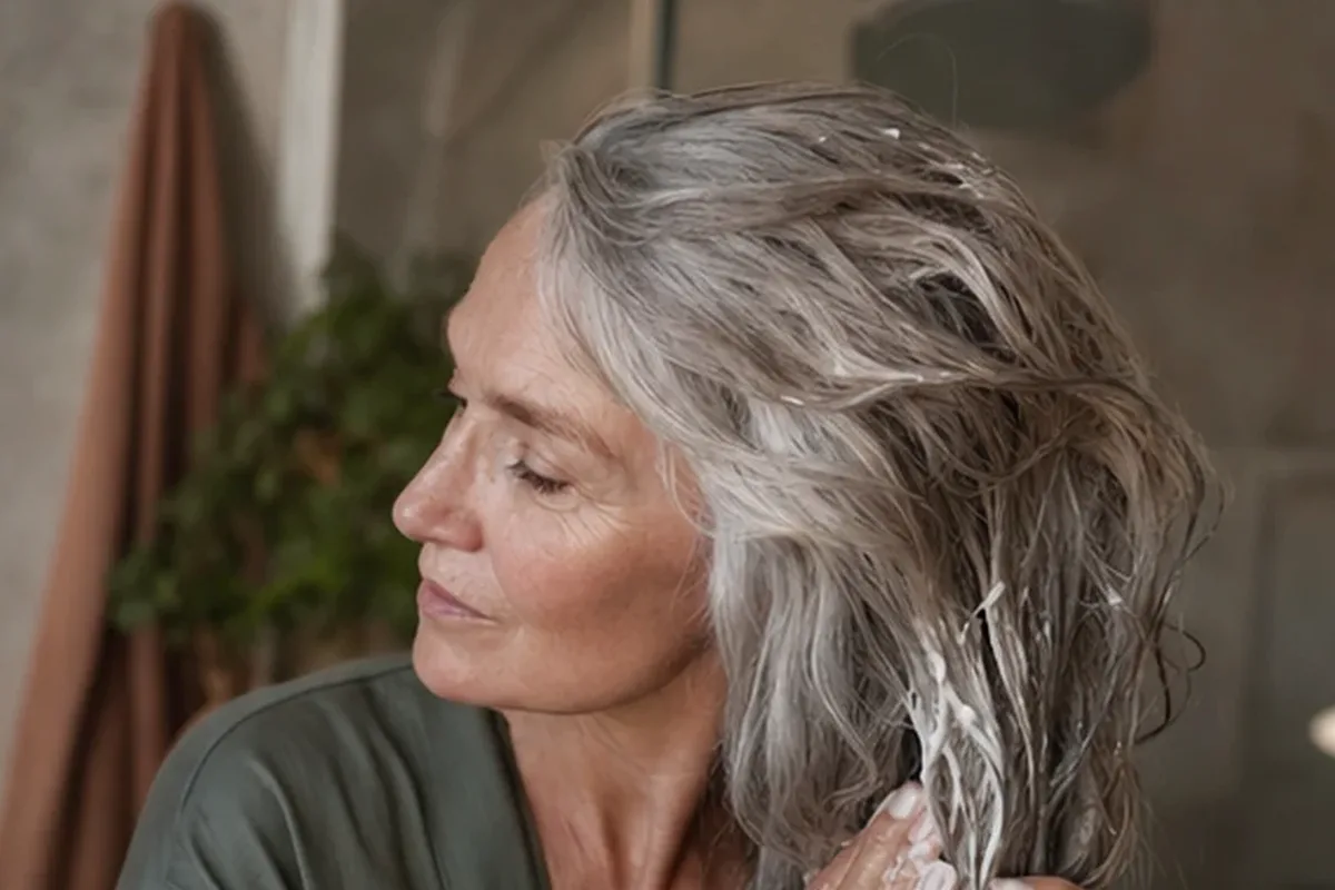 Authentischer Wohlfühlmoment passend zum Beauty-Thema Haartrockner bei Frizz