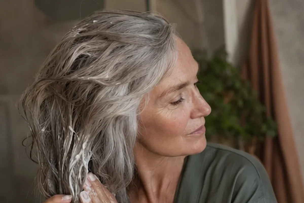 Hochwertige Beauty-Inszenierung zu Auswahlkriterien für Conditioner für lockiges Haar