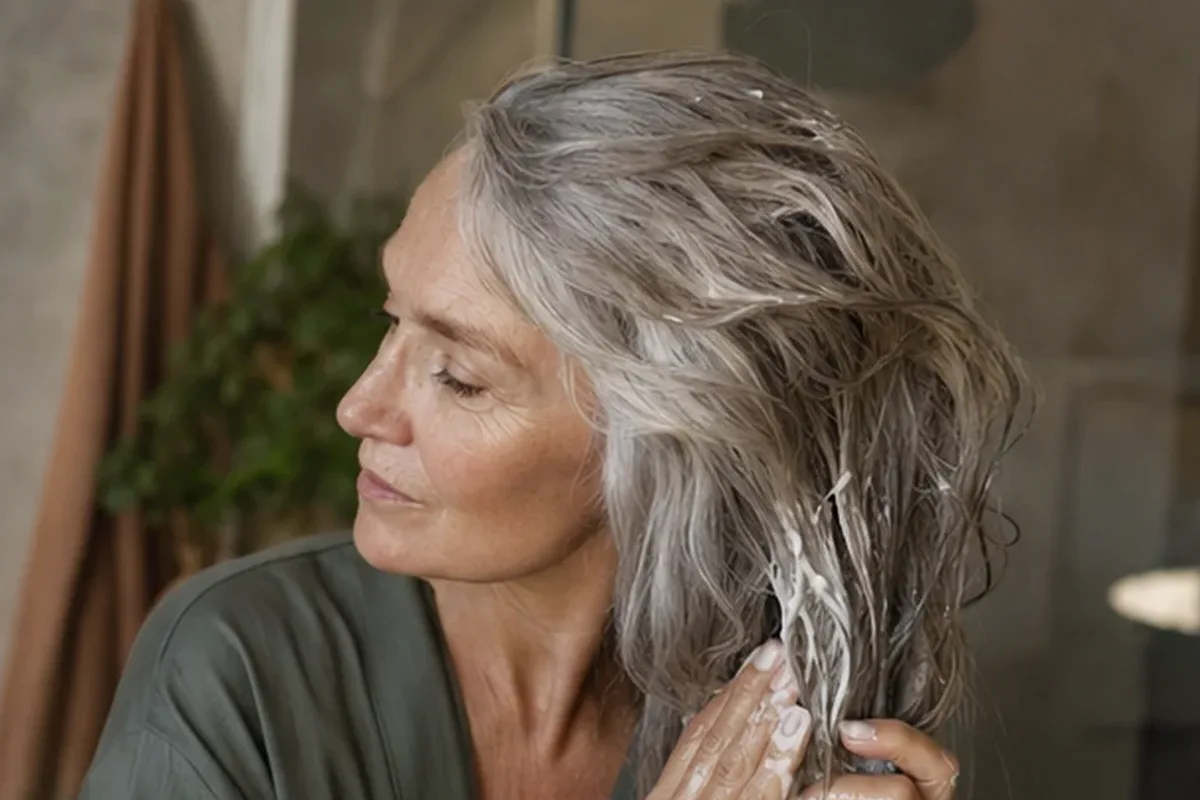 Redaktionelle Detailaufnahme zur Orientierung bei Silbershampoo für trockenes Haar