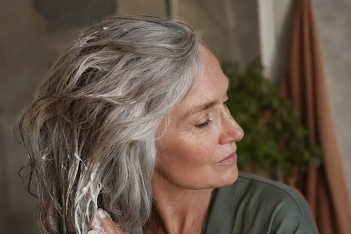 Authentischer Wohlfühlmoment passend zum Beauty-Thema Mildes Shampoo bei Haarbruch