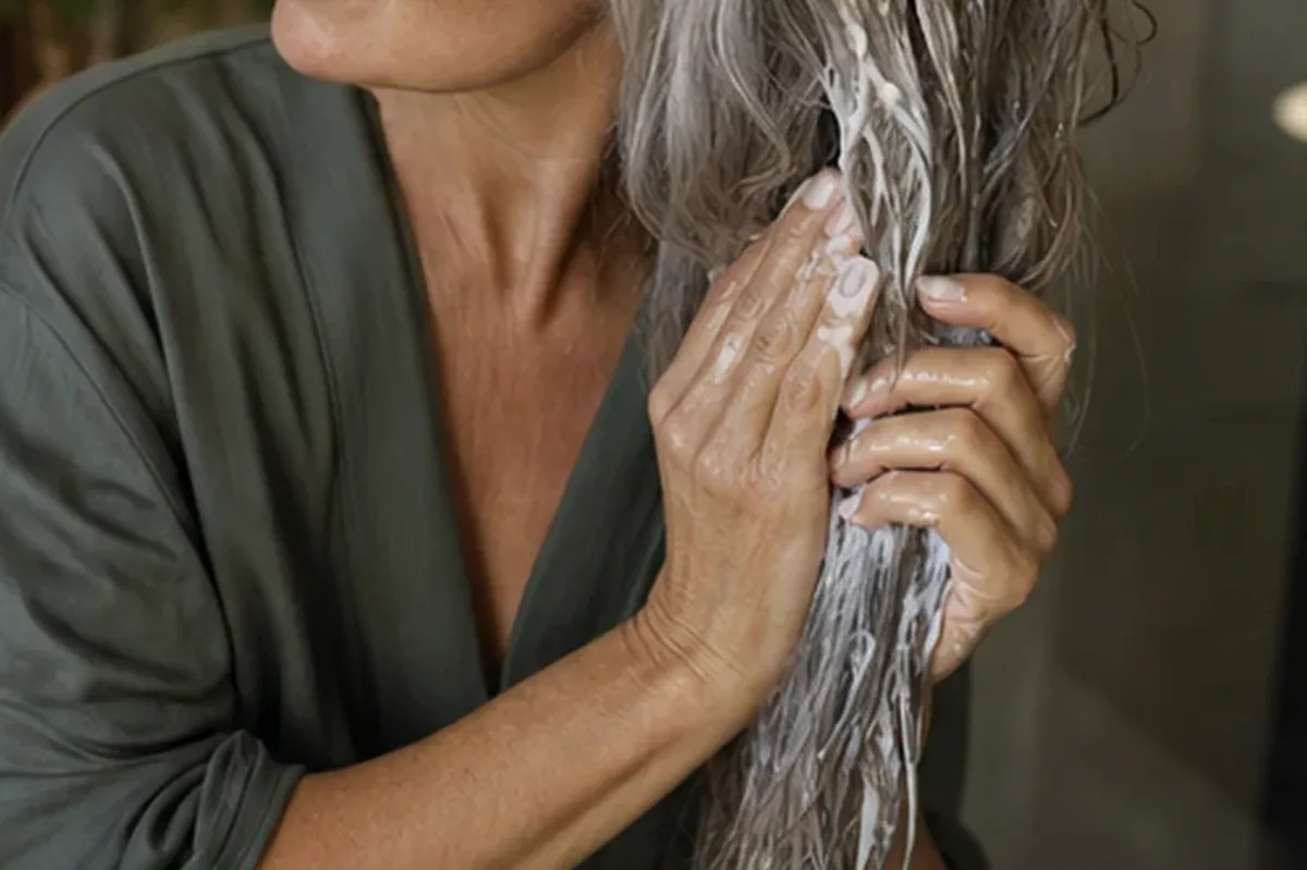 Hochwertige Beauty-Inszenierung zu Auswahlkriterien für Conditioner bei Frizz