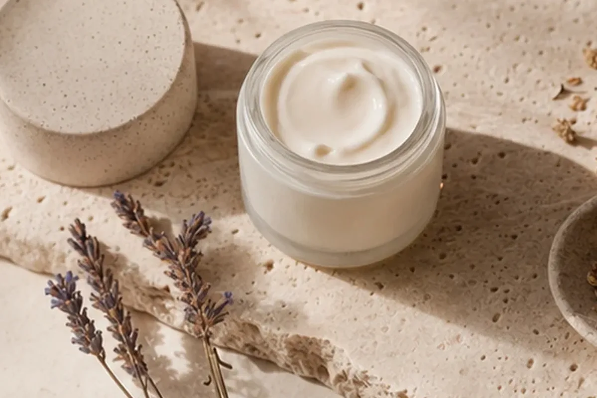Hochwertige Beauty-Inszenierung zu Auswahlkriterien für Nagelöl für trockene Haut
