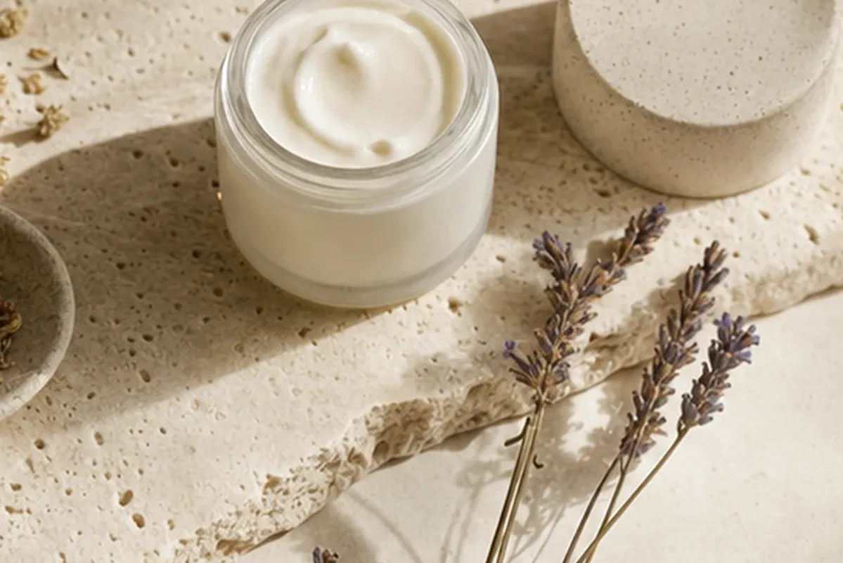 Hochwertige Beauty-Inszenierung zu Auswahlkriterien für Nagelöl für beanspruchte Hände