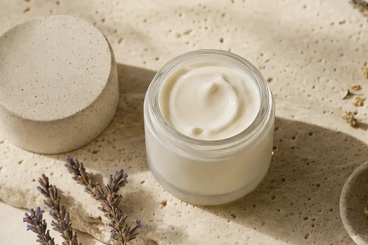 Redaktionelle Detailaufnahme zur Orientierung bei Hyaluron-Serum für unreine Haut