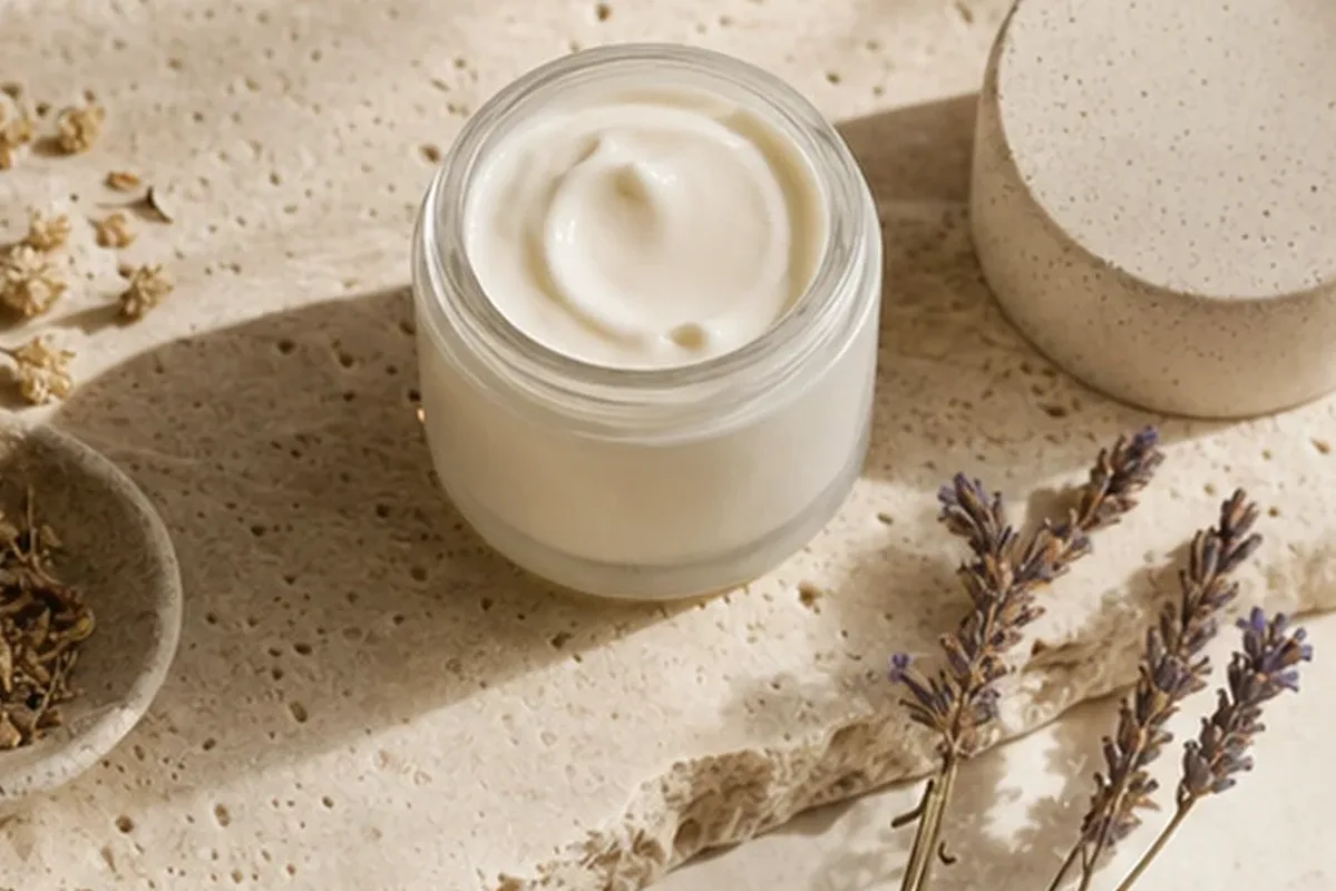 Hochwertige Beauty-Inszenierung zu Auswahlkriterien für Vitamin-C-Serum bei Pigmentflecken