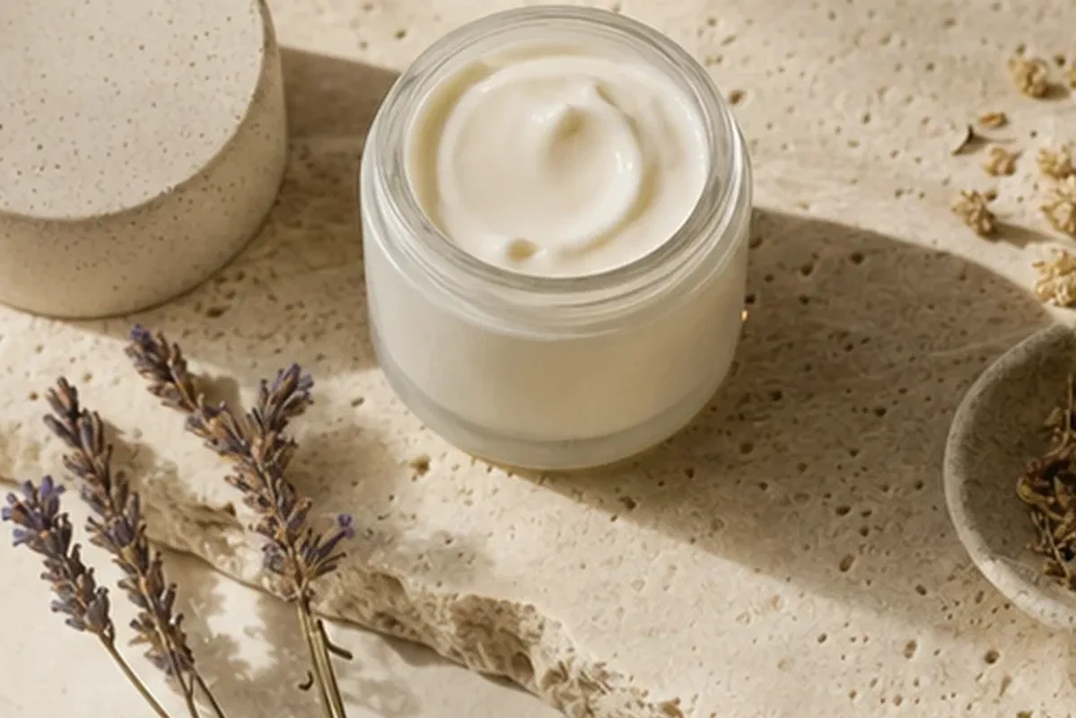 Hochwertige Beauty-Inszenierung zu Auswahlkriterien für Gesichtsreinigung für unreine Haut