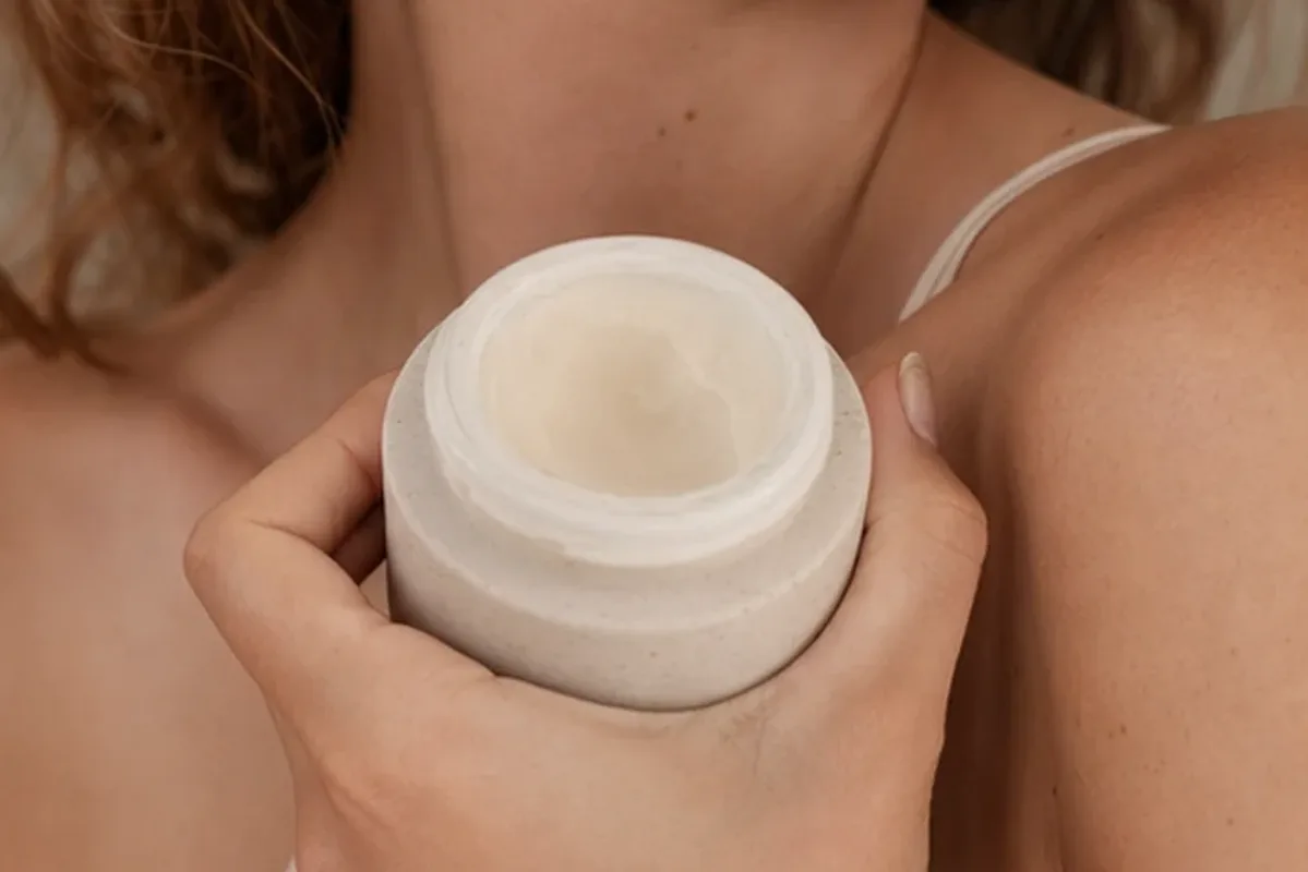 Hochwertige Beauty-Inszenierung zu Auswahlkriterien für Foundation bei großen Poren